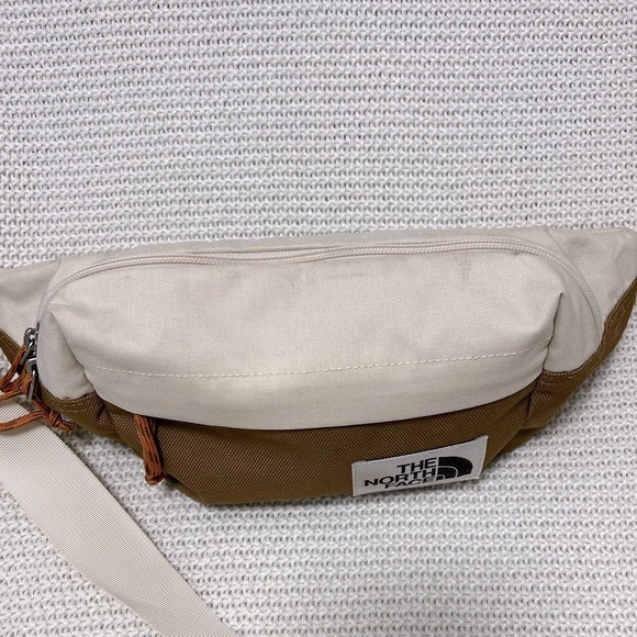 The North Face Belt Bag Versatile and Durable - Picture 5 of 14